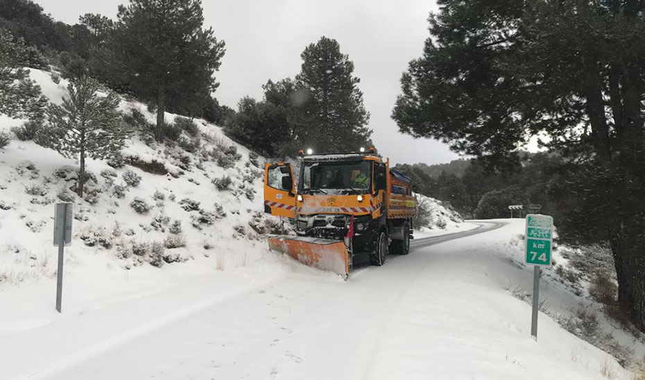Una máquina quitanieves se afana en la retirada de la nieve de una carretera.